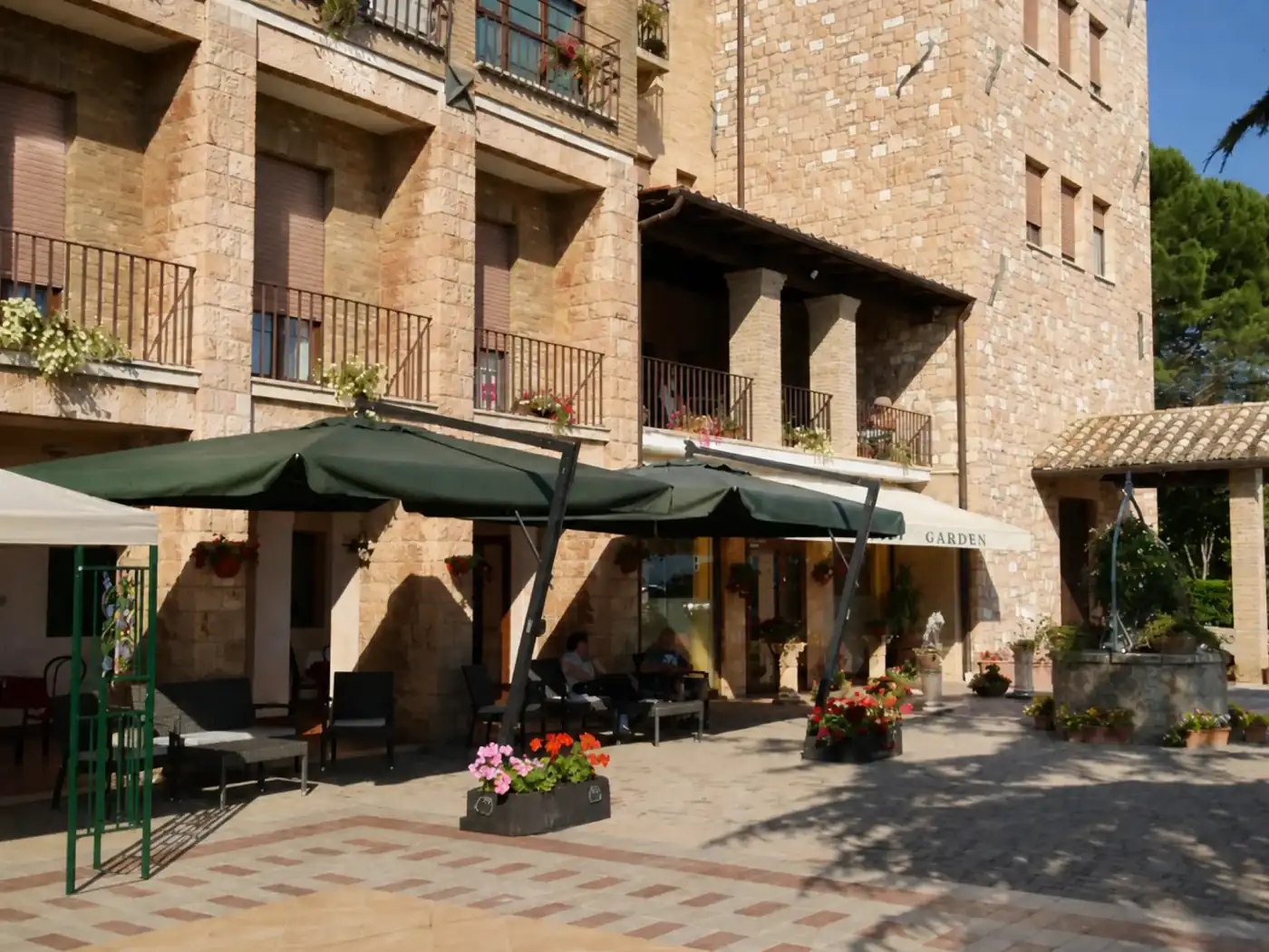 Terrazza all'aperto sotto i pini
