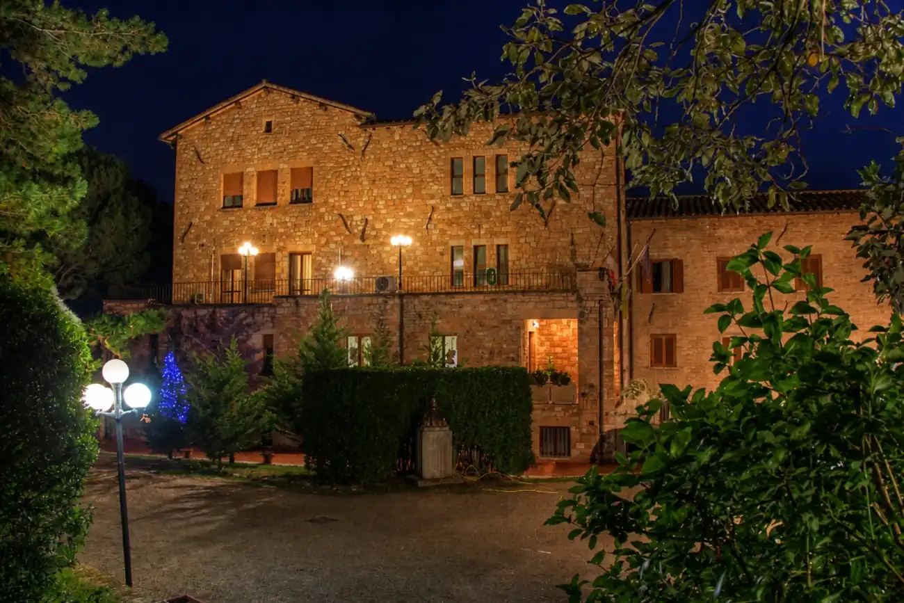 Facciata in pietra dell'ex monastero